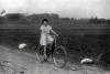 עטרה קודלנסקי רוכבת על אופניים, איישישוק, פולין, 30 באוקטובר 1930.