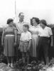 חביבה קובר (משמאל) עם בני משפחת האומנה, בני משפחת אלנשטיין, בכפר ידידיה, שנות החמישים.