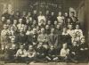 Shmuel Borstein (con camisa blanca, fila central, 2º der., marcado con una X) en una fotografía escolar en el Gimnasio Real (Reali) en Kovno, 1922