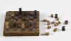 Schachbrett und Spielfiguren, die Julius Druckman aus Holz geschnitzt hat, Transnistrien, 1943