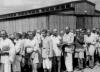 Photo n°21 : Des Juifs ayant pris une douche quittant les baraques des douches. Leurs cheveux ont été rasés et ils ont reçu des tenues de prisonniers.