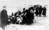 La asamblea de judíos de Liepāja antes de su asesinato en el pueblo pesquero de Šķēde, en la costa báltica, a 15 km. al norte de Liepāja, el 15 de diciembre de 1941, por alemanes y letones. A la izq., un soldado letón