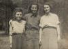הילדה גרינבאום (מימין), אניטה לסקר והלן 'הקטנה', חברות תזמורת הנשים באושוויץ, לאחר השחרור