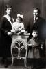 דוד ודבורה צימרקורן עם ילדיהם חנה-יוכבד ויוסף. 1920, לודז', פולין