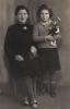 Basia Klig con su madre, Polonia, 1946