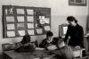 Kinder mit der Lehrerin Franciszka Oliwa beim Unterricht im Klassenraum. An der Tafel im Hintergrund ist eine Zeitung zu sehen, die von den Heimkindern herausgegeben wurde