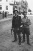הפרטיזנים אבא קובנר (משמאל) ושמרק'ה (שמריהו) קצ'רגינסקי חמושים ברחובות וילנה בעת שחרור העיר, 1944