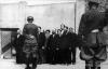 אנשי אס-אס מרכזים קבוצת יהודים לפני שער בית הסוהר ה&quot;לבן&quot; בשאוולי, לפני רציחתם בירי ביערות קוז'י,