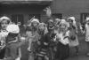 מורה וילדים בבית הספר היהודי בקניגסברג, מחופשים בפורים