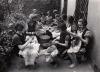 ילדות מקלפות תפוחי אדמה בבית היתומים וייסנהאוז שברחוב קרוכמאלנה 92 בוורשה. מנהלו של בית יתומים זה היה יאנוש קורצ'אק