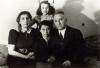 ארנו ואלזבת דובקובסקי עם בנותיהם אורסולה ומריאנה הצעירה. ברלין, 1938