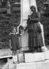 סטלה קנובל ליד אנדרטה לאדם מיצקביץ', קריניצה, 1939