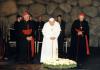 El papa Juan Pablo II colocando una ofrenda floral durante la ceremonia