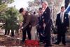 Der Sohn von Varian Fry pflanzt einen Baum in Yad Vashem zu Ehren seines Vaters, 1996