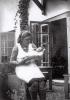 הנרי המרסלך עם אחת המטפלות בבית הילדים בהילברסום, 1943