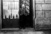 לאופולד סוחה עומד ליד בר שפתח ב-1945, לאחר המלחמה, בגלייביץ, פולין 