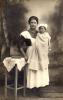 אשה ובתה בדומברובה גורניצ'ה, 1917.