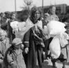 נשים וילדים יהודים במהלך אחד הגירושים משידלובייץ למחנה המוות טרבלינקה.