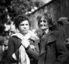 שתי יהודיות במהלך אחד הגירושים משידלובייץ למחנה המוות טרבלינקה. צולם על ידי גרמני אנונימי בסוף 1942 או תחילת 1943.