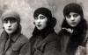   מימין לשמאל: רחל ברנדמסר ובנות דודה מינדל והניה רוטשטיין, 1930