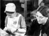 两名正在缝纫的妇女，捷克斯洛伐克特莱西恩施塔特，1944年