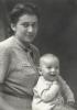 שושה רות גליק ובנה פטר. צלם: יוסף גליק, חמה של שושה. המצולמים והצלם נספו באושוויץ.