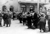 德国警察监督犹太人登上驱逐列车，德国哈瑙