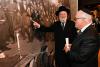 El Presidente del Consejo de Yad Vashem, el rabino Israel Meir Lau (izq.) se señala a sí mismo de niño en la fotografía expuesta en el Museo de la Historia del Holocausto de Yad Vashem