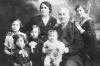 La familia Stecolchic, circa 1930. De der. a izq.: Sara, David con Misha sobre su regazo, Rosa, Luba, Bluma y al frente – Jaia