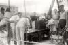 Julio de 1942 - Estudiantes de la escuela de la Asociación de Jóvenes Judíos de Shanghai estudiando la construcción de radios; el muchacho en el centro de la foto, de camisa oscura y pantalones cortos blancos, es Peter Witting