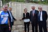 Devant le Mur du souvenir, au Jardin des Justes (de gauche à droite) : Sylvan Adams, Avner Shalev, Gioia Bartali, l’ambassadeur Benedetti, le directeur du Giro Mauro Vegni