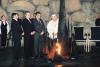 El papa Juan Pablo II acompañado del primer ministro de Israel, Sr. Ehud Barak y el presidente del Directorio Ejecutivo de Yad Vashem, Sr. Avner Shalev en la Sala del Recuerdo, avivando la llama eterna