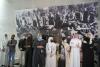 Mitglieder der Delegation aus den Vereinigten Arabischen Emiraten und Bahrain betrachten Bilder des Zwangsarbeitslagers Klooga im Museum zur Geschichte des Holocaust