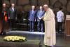 Papst Franziskus während der Schweigeminute nach der Niederlegung eines Kranzes in Gedenken an die 6 Millionen im Holocaust ermordeten Juden