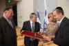 Honored donors Heather Reisman and Gerald Schwartz receive the Yad Vashem Key from Avner Shalev.