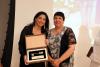 Leah Pisar-Haas reçoit les clés symboliques de Yad Vashem des mains de Miry Gross, directrice des Relations avec les pays francophones