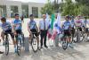 Les cyclistes de l'Académie d'Israël aux côtés d’Avner Shalev sur le parvis de Yad Vashem