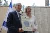 Avner Shalev remet à Gioia Bartali un certificat de citoyenneté à titre commémoratif de l'Etat d'Israël, au nom de son défunt grand-père, Gino Bartali