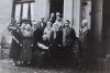 Ceremonia Holegrasch con motivo del nacimiento de Ruth Baer. Esta ceremonia de nombramiento y bendición era habitual entre los judíos alemanes. Rheinbrohl, Alemania, 1938