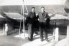 Los hermanos Albert (izq.) y Bernhard en la cubierta del barco a la tierra de Israel (Mandato Británico de Palestina)