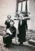 Cuatro generaciones de la misma familia, Alemania 1938. Ruth Baer, de seis semanas, está en brazos de su bisabuela, Karolina Wolf. Der.: Adela Faber-Wolf (abuela materna de Ruth). Izq.: Thea Baer, la madre de Ruth
