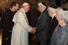 האפיפיור פרנציסקוס לוחץ את ידו של ניצול השואה יוסף גוטדנקר
