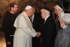 האפיפיור פרנציסקוס לוחץ את ידו של ניצול השואה משה העליון