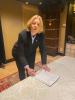 Bundestagspräsidentin Bärbel Bas füllt ein Gedenkblatt für Irma Nathan aus, das in Yad Vashems zentraler Datenbank der Namen von Holocaustopfern aufgenommen werden soll