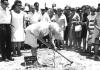 Софья Бинкене сажает дерево на аллее Праведников. 12 июня 1969 года, Яд Вашем, Иерусалим