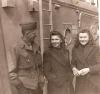 Жанна (в центре) и Фрина с американским солдатом перед эмиграцией в США. Май, 1946 год