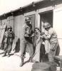 פניג, גרמניה, 1945, רופאים אמריקאיים מסייעים לניצולה