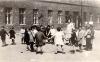 לטביה, דאוגבפילס, תלמידי בית ספר יידי יסודי ומורתם, בחצר המוסד לפני המלחמה