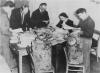 חוקרי המכון ההיסטורי מסווגים את ארכיון 'עונג שבת' לאחר המלחמה, ורשה, פולין