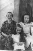 Спасенные Марией Рустейкайте – Полина Фроман с дочерью Суламит и матерью Этой Гавронской. Вскоре после окончания войны
